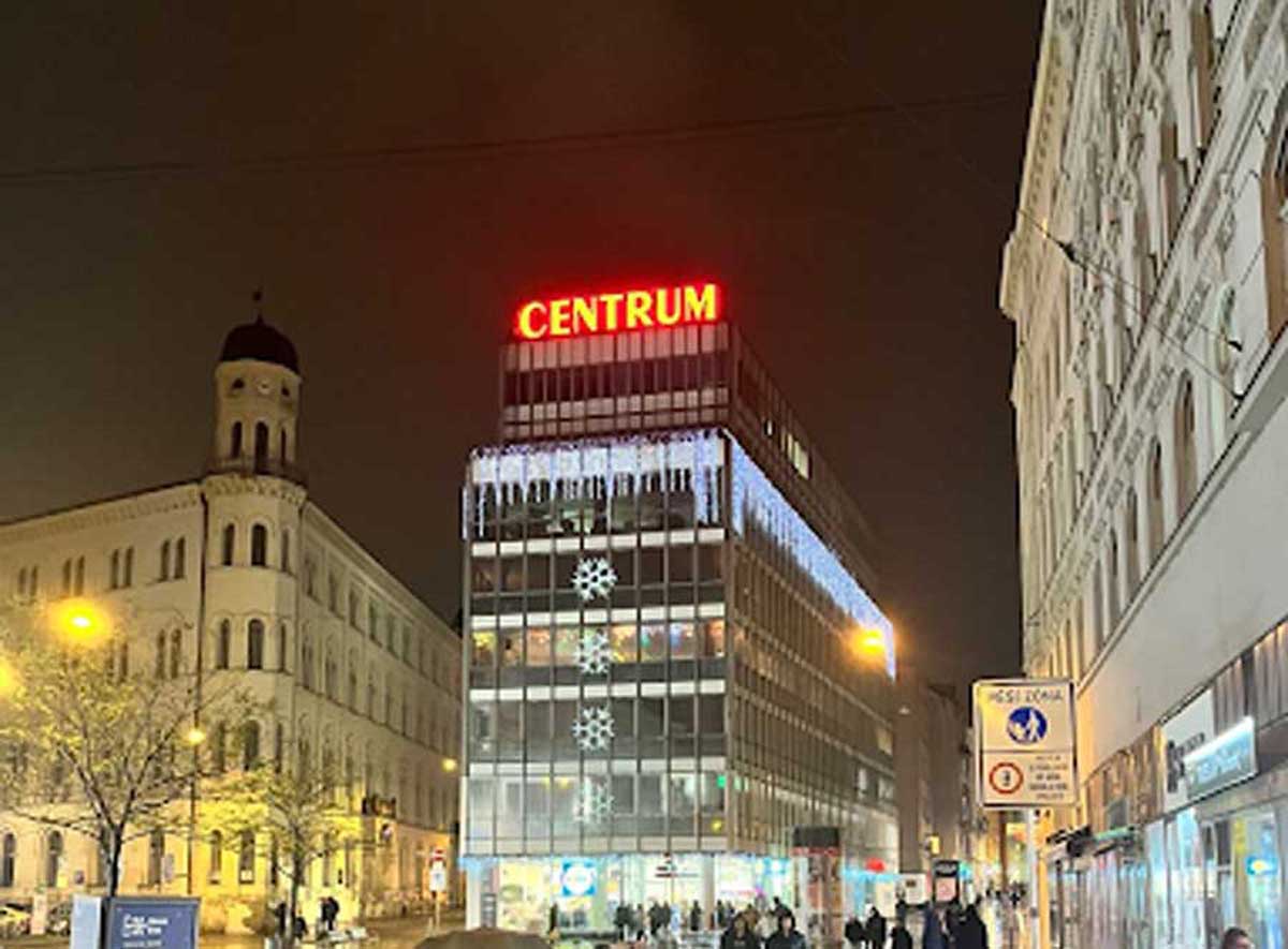Budova Centrum v Brně na Malinovského náměstí v nočním osvětlení, pozůstatek původního Baťova projektu mrakodrapu.