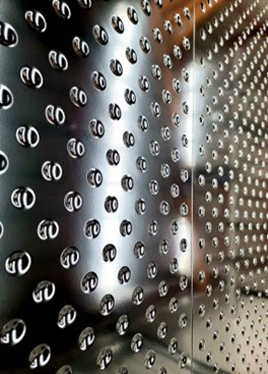 Kovová-fasáda-s-embosovanými-vzory-AVG