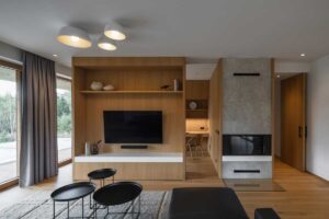 Obývací pokoj s dubovou TV stěnou, krbem a vestavěným nábytkem