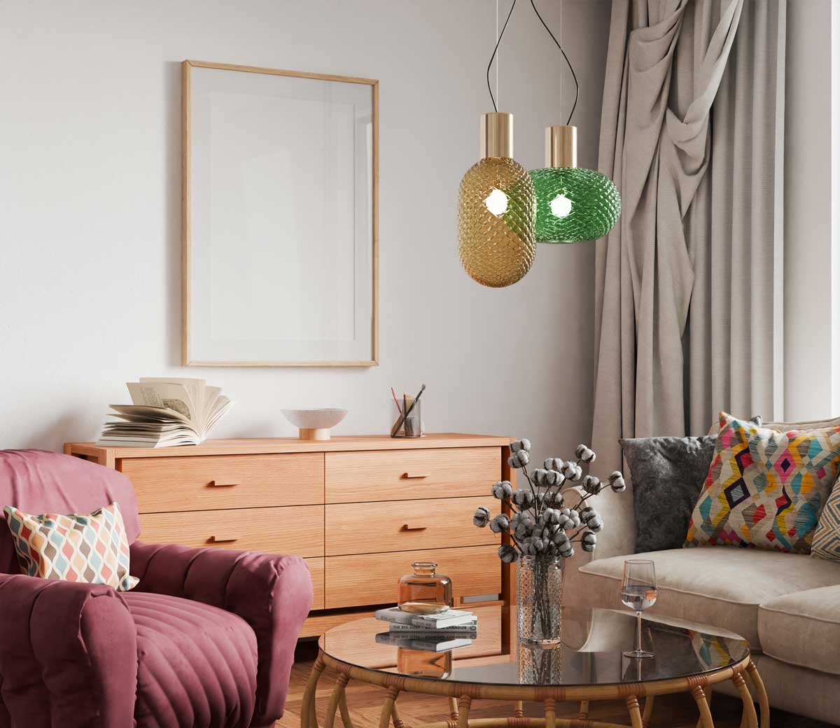 Obývací pokoj s růžovým křeslem a polštáři s pestrými vzory, doplněný skleněnými závěsnými lampami.