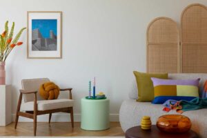 Barevný a osobitý interiér s designovými polštáři, uměním a dekoracemi, které ukazují styl obyvatele.