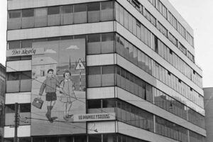 Historická fotografie Baťova obchodního domu v Brně, původně plánovaného jako první evropský mrakodrap, později přestavěného na budovu Centrum.