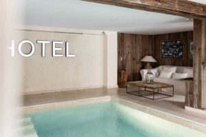 Místnost pro odpočinek vyzdobená recyklovaným dřevem, lněnými textiliemi a starožitnými detaily.