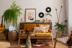 Boho obývací pokoj s retro prvky, rostlinami a dekoracemi, které vytvářejí autentický domov.