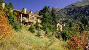 Hollywoodský idol, který místo vily vybudoval přírodní rezervaci. Herec Robert Redford a jeho rustikální odkaz v horách