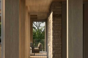 Dřevěná terasa plynule navazuje na interiér a slouží jako klidné místo pro pozorování světla a krajiny