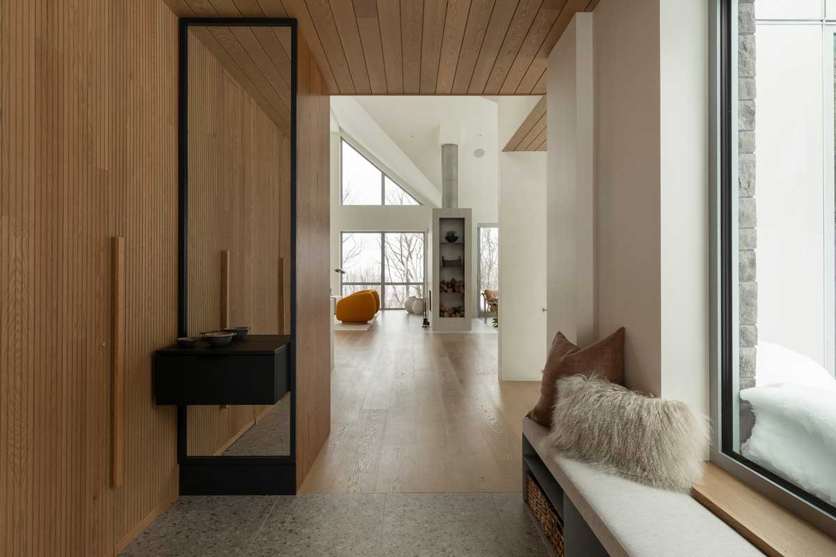 Vstupní chodba domu La Croix ukazuje, jak architekti pracují se světlem a materiály, aby návštěvník dům objevoval krok za krokem