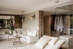 Světlá denní zóna z přírodních, recyklovaných a lokálních materiálů, navržená jako prostor s duší.