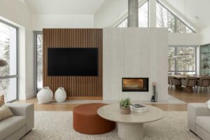 Denní zóna domu La Croix propojuje jídelnu, krb i obývací část tak, aby se zde spojovaly světlo, pohledy a rytmus života