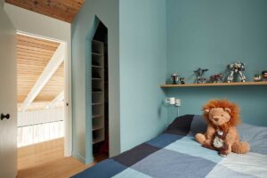Nově vytvořený dětský pokoj využívá šikmé stropy i hravé barvy, které dodávají prostoru útulnost a osobitý charakter.