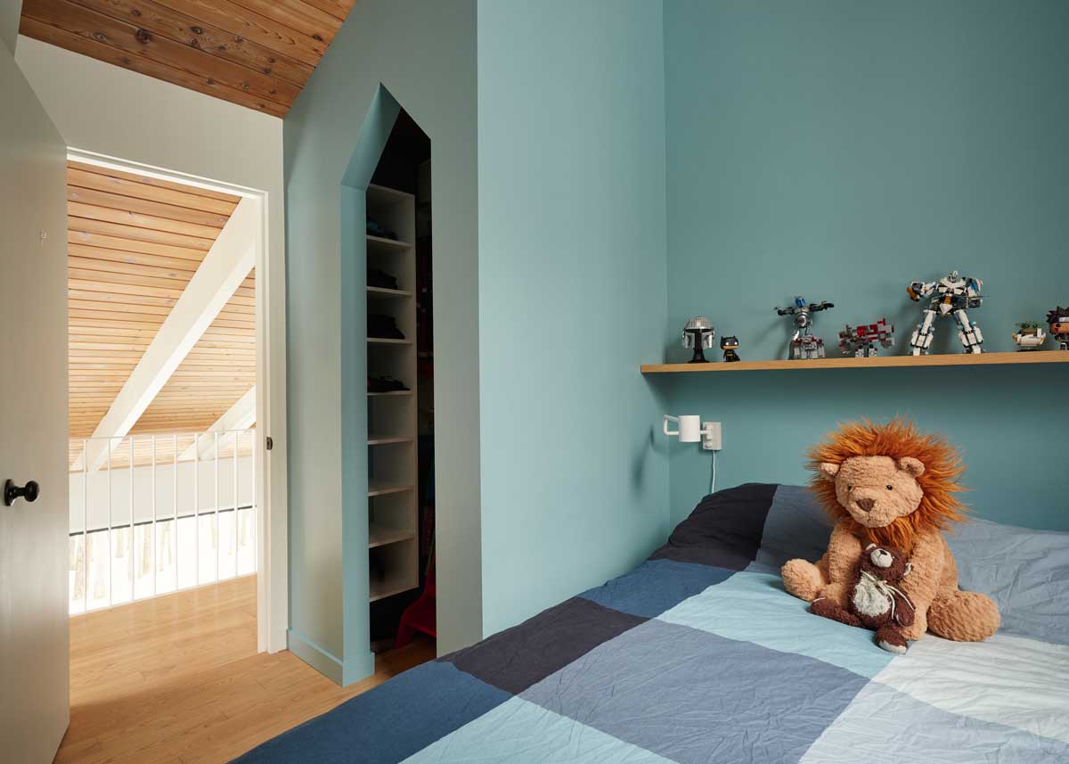 Nově vytvořený dětský pokoj využívá šikmé stropy i hravé barvy, které dodávají prostoru útulnost a osobitý charakter.