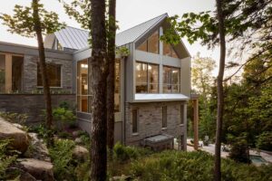 Trojúhelníkové okno, oboustranný krb a terasa, která není terasa. Tenhle dům vás překvapí v každém patře