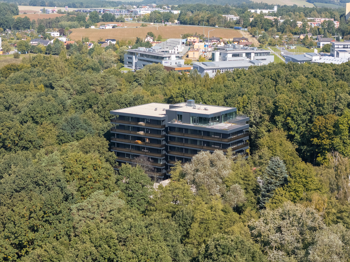 Bytový dům SO.HOUSE Studentská obklopený zelení, zasazený do klidné části Ostravy-Poruby.