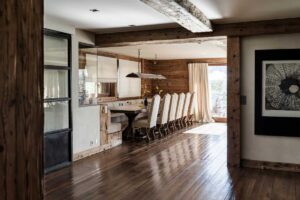 Jídelna s masivním recyklovaným stolem a kombinací evropských i amerických vintage prvků.