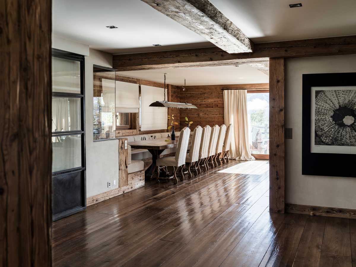 Jídelna s masivním recyklovaným stolem a kombinací evropských i amerických vintage prvků.