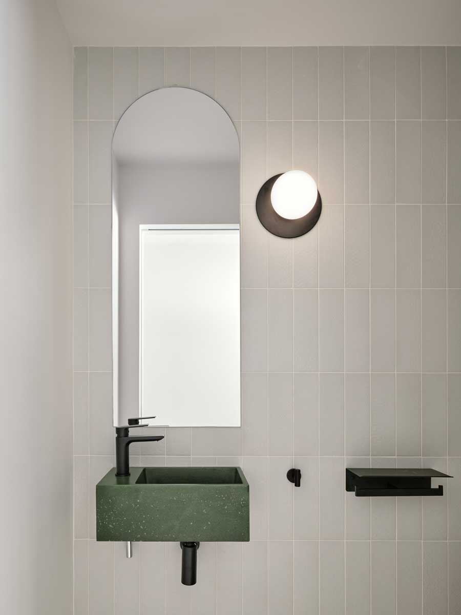 Minimalistické umyvadlo s obloukovým zrcadlem přináší do domu současný design, aniž by narušovalo jeho útulnou atmosféru.