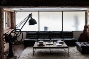 Obývací prostor, kde se recyklované industriální prvky a starožitné materiály mění v nové příběhy v duchu cirkulárního designu.