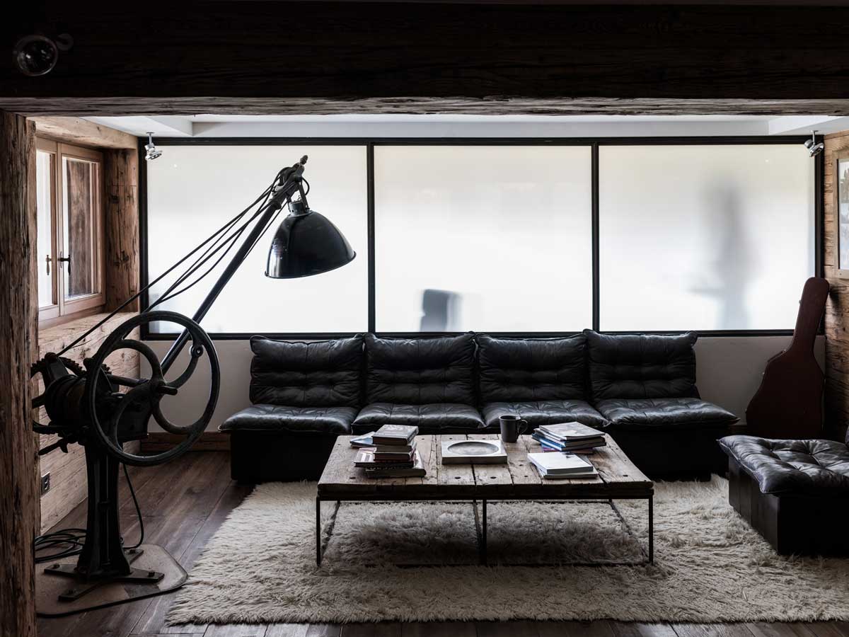 Obývací prostor, kde se recyklované industriální prvky a starožitné materiály mění v nové příběhy v duchu cirkulárního designu.