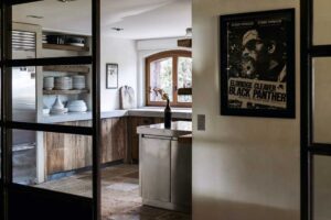 Kuchyň vytvořená z recyklovaných dubových skříněk a moderních betonových ploch, kde každý detail vypráví vlastní historii.