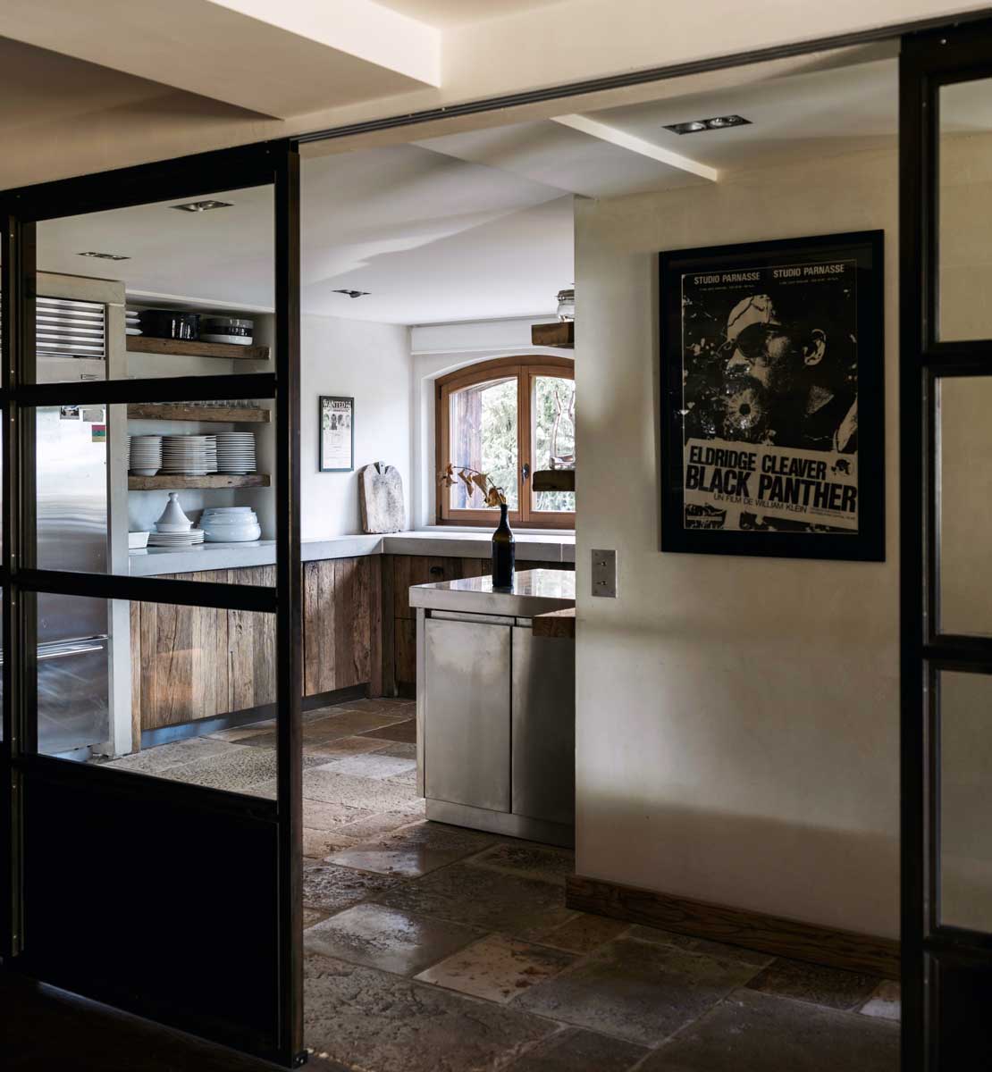 Kuchyň vytvořená z recyklovaných dubových skříněk a moderních betonových ploch, kde každý detail vypráví vlastní historii.