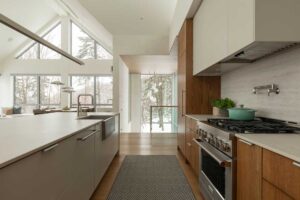 Kuchyň domu La Croix zaplavuje zenitové světlo z trojúhelníkového okna, které dává prostoru přirozenou jasnost