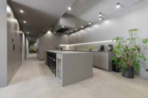 Propojení kuchyně a chodby v jednotném stylu podtrhuje vizuální kontinuitu interiéru.