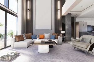 Moderní světlý obývací pokoj s bílou sedačkou a polštáři v teplých i studených tónech, které prostor oživují.