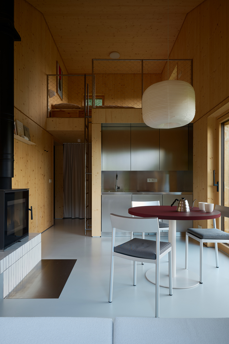 Multifunkční prostor chaty Bebech kombinuje nerez, dřevo a jemné světlo. Vše působí přirozeně, kompaktně a vzdušně.