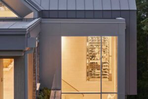 Prosklené schodiště domu La Croix zachycuje vertikální osu stavby která sleduje přirozené stoupání terénu