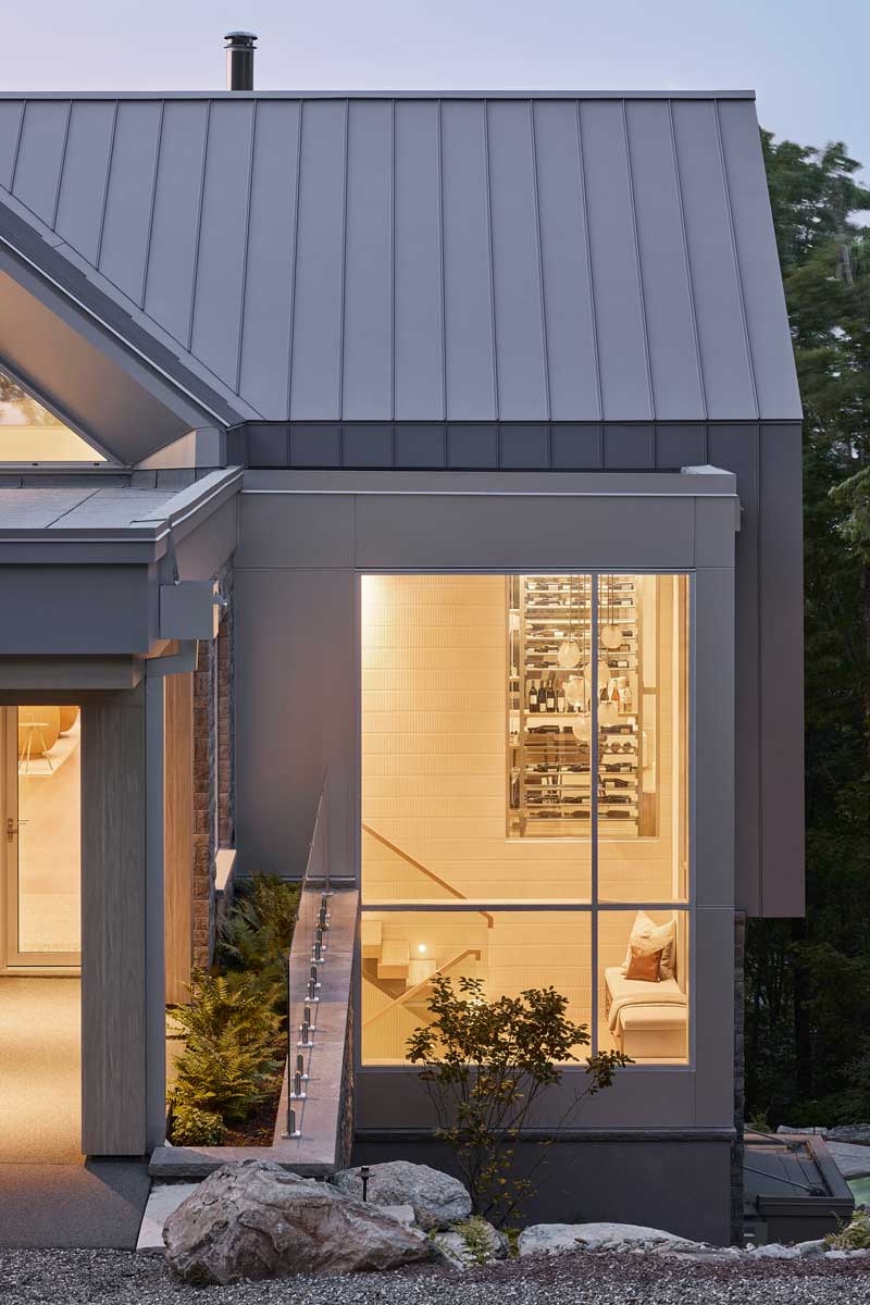 Prosklené schodiště domu La Croix zachycuje vertikální osu stavby která sleduje přirozené stoupání terénu