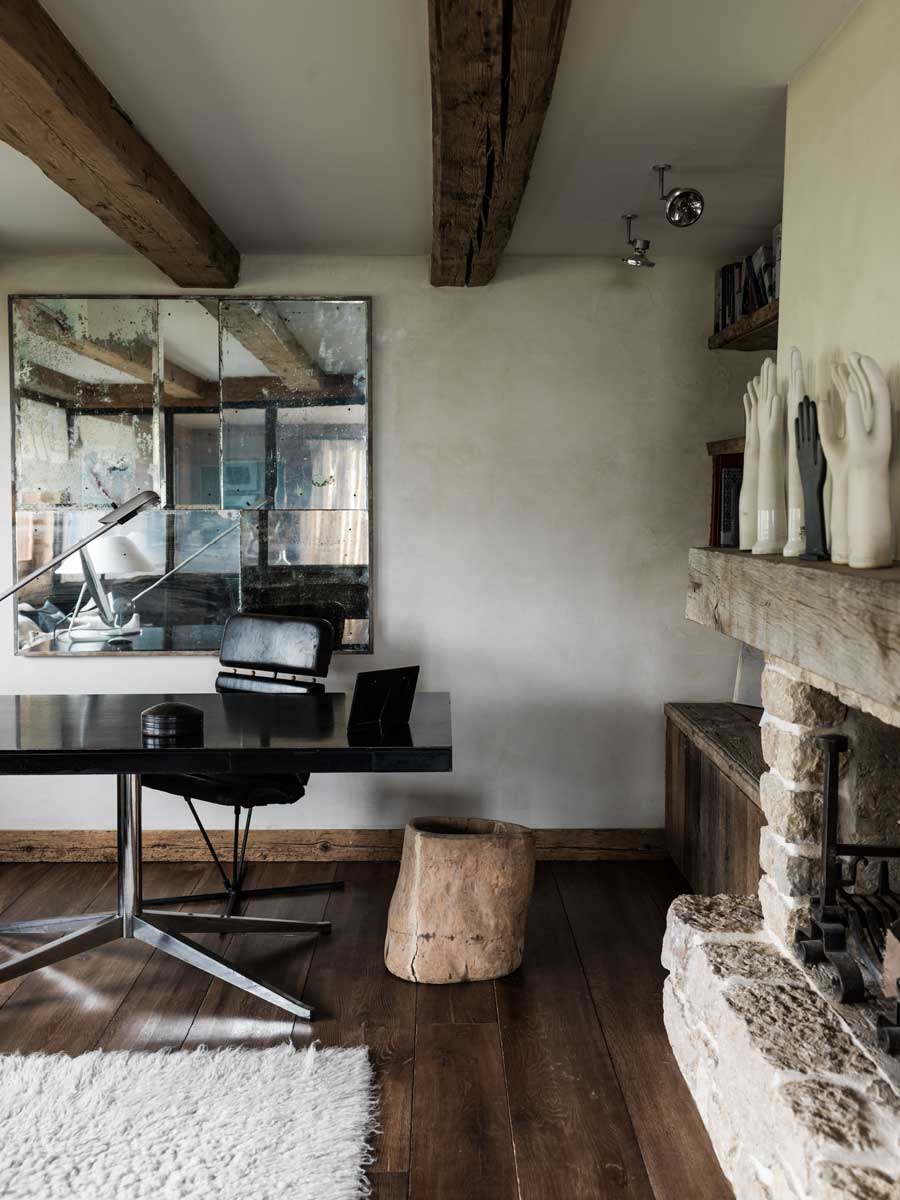 Pracovni_stul_u_krbu