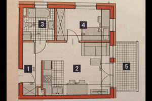 Půdorys malého bytu s vyznačenými místnostmi a balkonem.