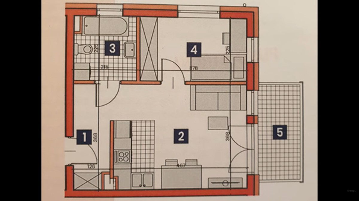 Půdorys malého bytu s vyznačenými místnostmi a balkonem.