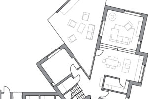 Půdorys dolního patra rodinného domu s terasu ve tvaru trojúhelníku.