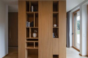 Vestavěný dubový regál s otevřenými nikami v klidném interiéru