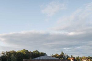 Moderní rodinný dům s jednoduchou siluetou inspirovanou stodolou