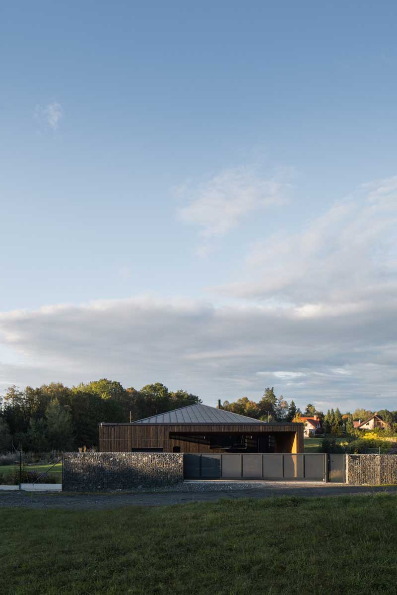 Moderní rodinný dům s jednoduchou siluetou inspirovanou stodolou