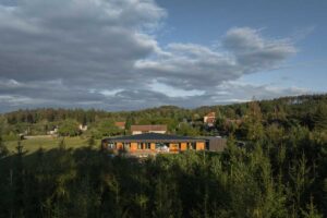 Rodinný dům na Vysočině s kombinací dřevěné a tmavé fasády