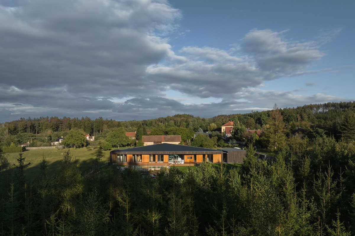 Rodinný dům na Vysočině s kombinací dřevěné a tmavé fasády