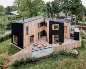 Malý pozemek, rušná čtvrť a touha po soukromí? Pomohl atypický tvar rodinného domu