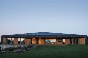 Podlouhlý rodinný dům propojený se zahradou a okolní krajinou