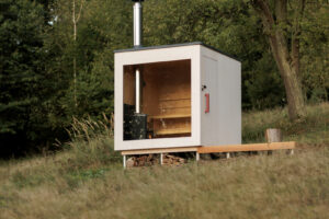 Malá dřevěná sauna na svahu přináší zážitek návratu k přírodě – jednoduchost formy i funkce v dokonalé rovnováze.