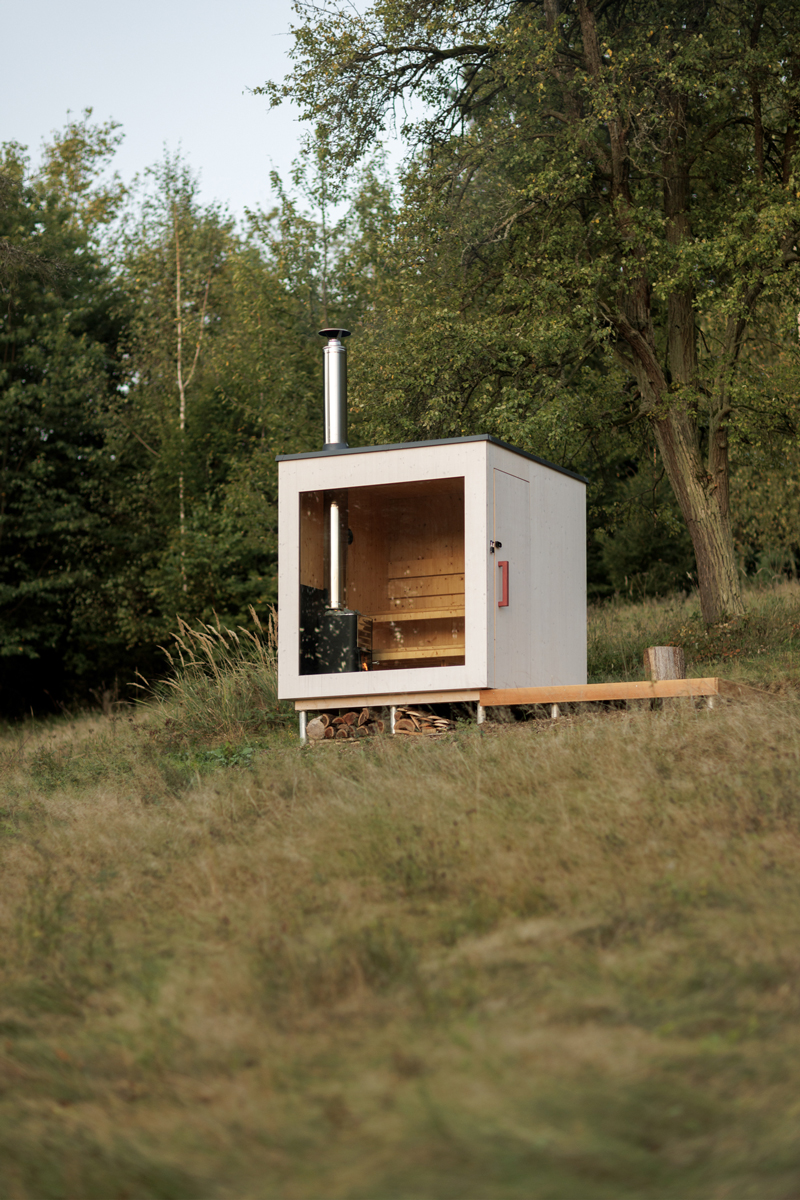 Malá dřevěná sauna na svahu přináší zážitek návratu k přírodě – jednoduchost formy i funkce v dokonalé rovnováze.