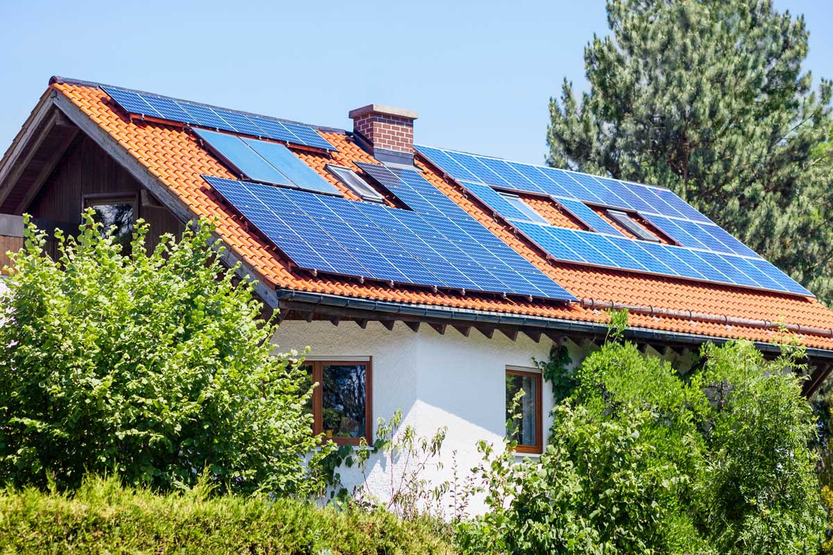 Střecha se solárními panely v zimní sezóně – potřeba kontroly, bezpečného odklízení sněhu a pravidelné údržby.