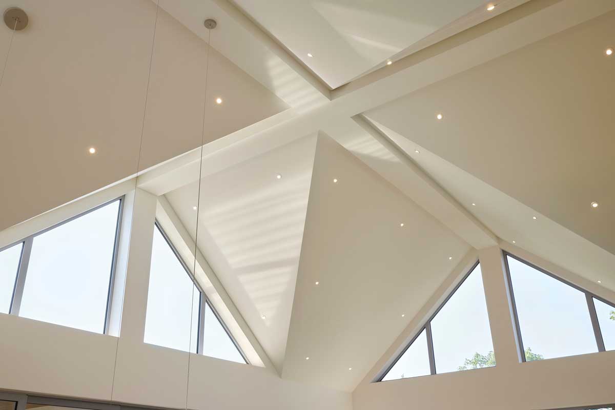 Strop v obytné části domu La Croix tvořený trojúhelníkovými plochami ukazuje motiv geometrie a světla který je pro dům zásadní
