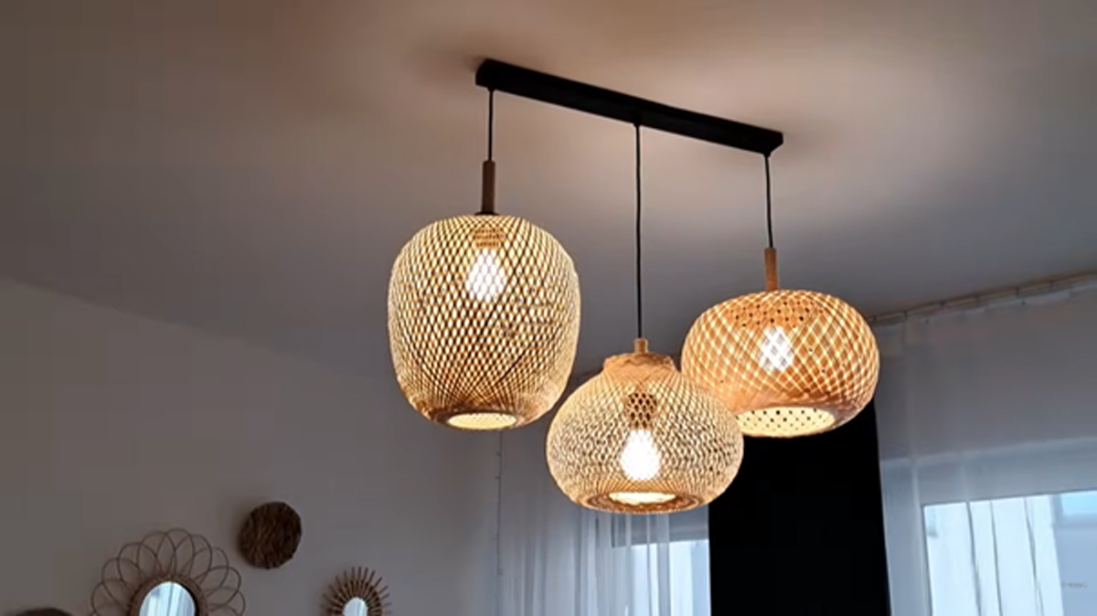 Závěsná proutěná světla v obývacím pokoji malého bytu.