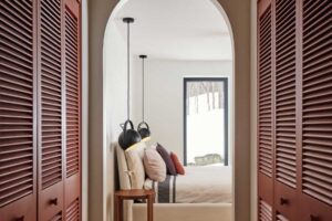 Vstupní oblouk do ložnice ukazuje citlivé propojení původní architektury s novou koncepcí bydlení zaměřenou na komfort a světlo.