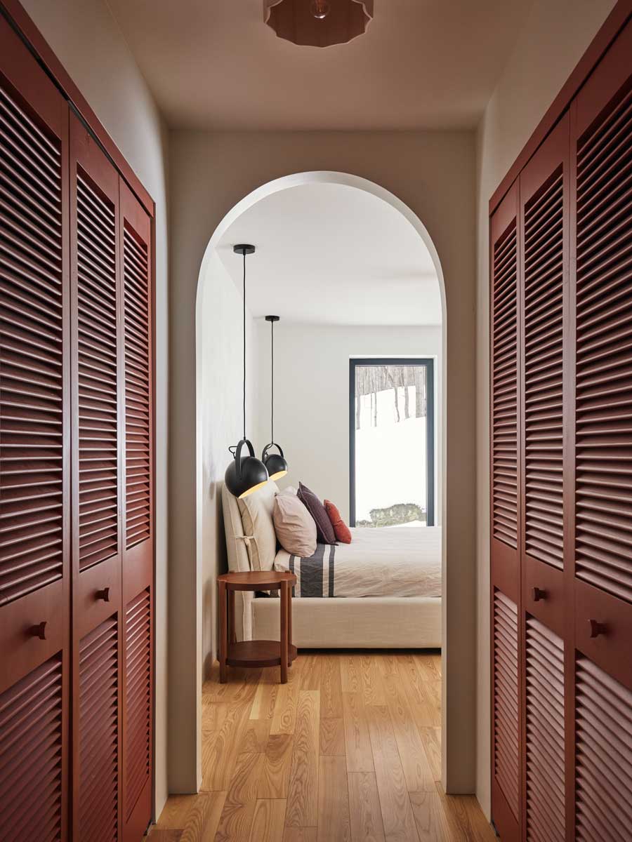 Vstupní oblouk do ložnice ukazuje citlivé propojení původní architektury s novou koncepcí bydlení zaměřenou na komfort a světlo.