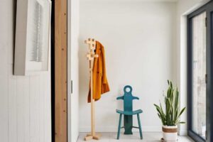 Vstupní chodba ukazuje, jak rekonstrukce propojila moderní detaily s přirozenou útulností horského domova.