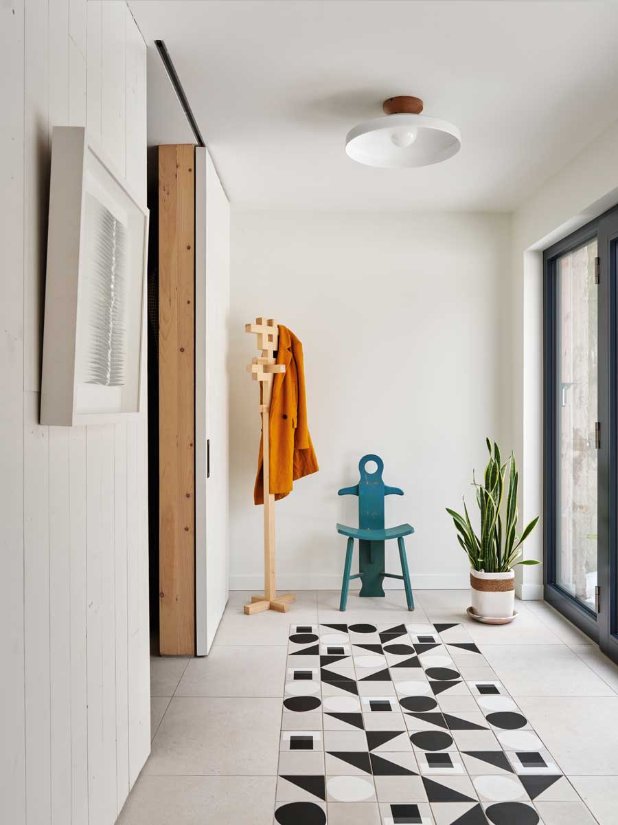 Vstupní chodba ukazuje, jak rekonstrukce propojila moderní detaily s přirozenou útulností horského domova.